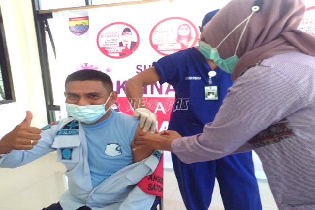 Petugas Pemasyarakatan Terima Vaksin COVID-19 Dosis Pertama
