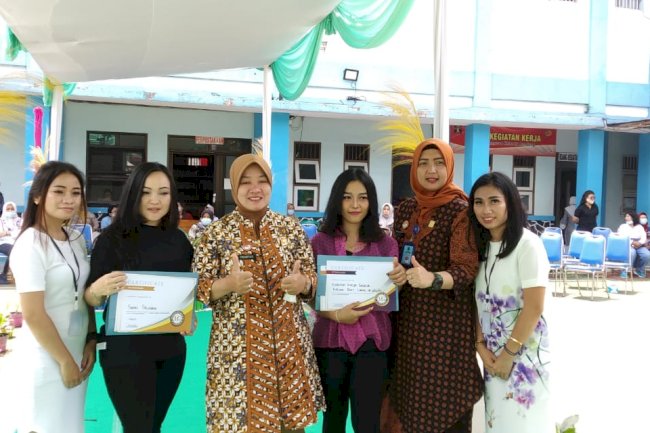 Usai Ikuti Pelatihan, WBP Lapas Perempuan Bandung Terima Kontrak Kerja dan Sertifikat
