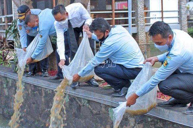 Kepala LPKA Jakarta Tabur 6.500 Benih Ikan