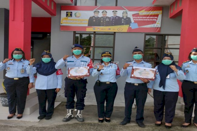 2 Petugas LPP Ambon Diganjar Penghargaan Petugas Teladan