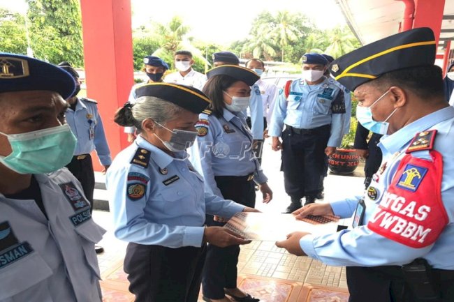 6 Petugas Lapas Ambon Raih Penghargaan Petugas Teladan