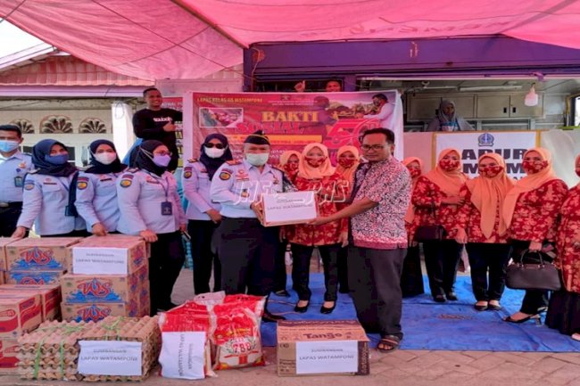 Keluarga Besar Lapas Watampone Bantu Korban Kebakaran Tellu Siattinge