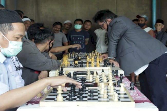 WBP & Petugas Lapas Cipinang Adu Catur dengan Master Nasional
