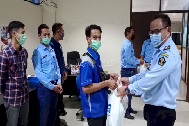 Jelang Bulan Puasa, Divpas Maluku Bagikan Sembako