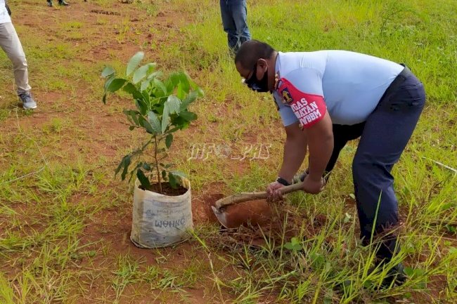Lestarikan Alam, Rutan Batang dan Pakubara Tanam Bibit Buah