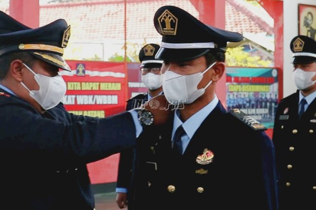 Karutan Batang Sematkan Tanda Pangkat dan Penghargaan Petugas Berprestasi