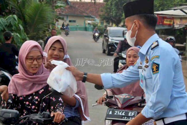 Berkah Ramadan, Lapas Cilegon Bagikan Ratusan Takjil untuk Masyarakat