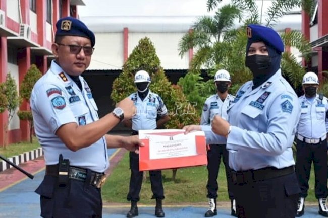 LPN Pamekasan Berikan Penghargaan Petugas Teladan Periode Januari-Maret 2021