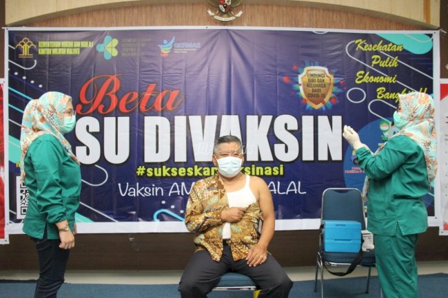 Dukung Pencegahan COVID-19, Jajaran Kanwil Maluku Mulai Divaksin
