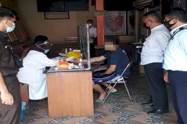 Tim Kesehatan Lapas Sampit Dampingi Pelaksanaan Rapid Test 17 Tahanan Baru