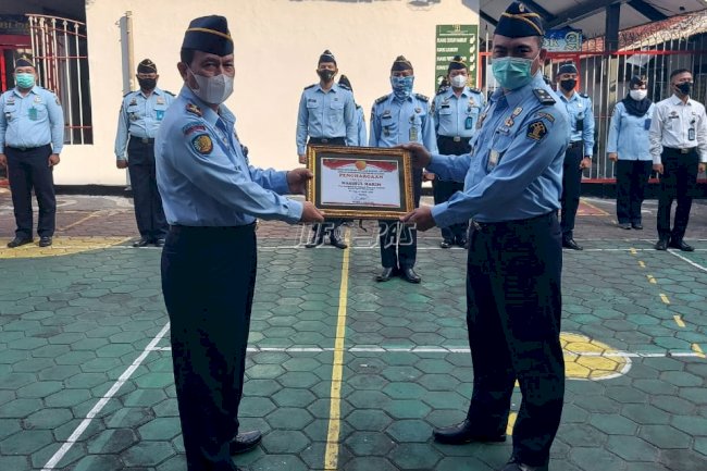 Lapas Kendal Berikan Penghargaan Petugas Teladan