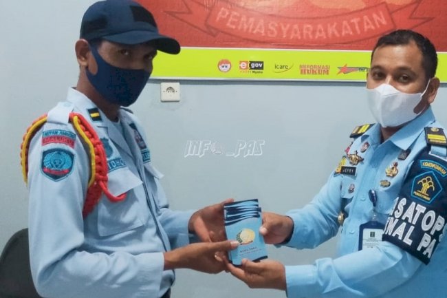 Petugas Pengamanan Rutan Ambon Dibagikan Buku Saku Pemasyarakatan