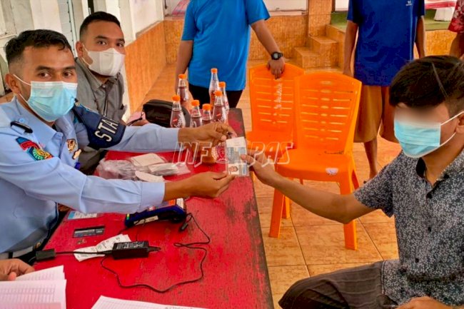 Bagikan Kartu Brizzi Bagi WBP, Kalapas Padang: Tidak Ada Lagi Transaksi Uang Tunai!