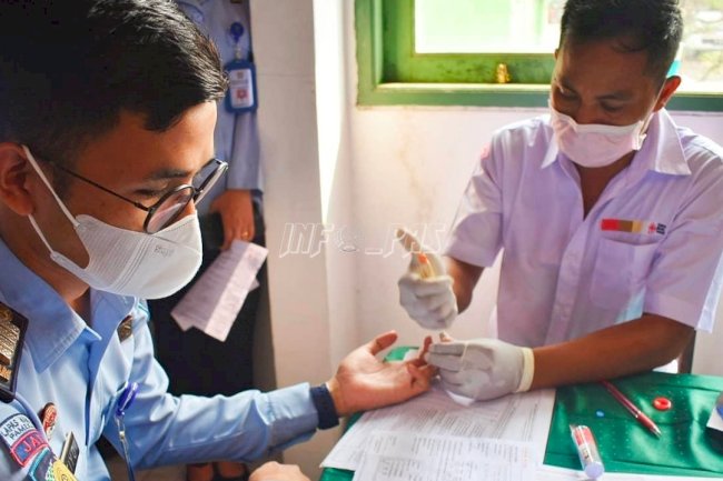 Petugas Lapas Narkotika Pamekasan Ikuti Donor Darah HUT Ke-75 Polisi Militer Angkatan Darat