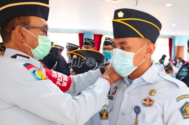 Kalapas Cipinang Sematkan Tanda Kenaikan Pangkat dan Lepas Petugas Purna Bakti