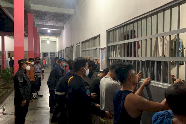 Deteksi Dini Gangguan Kamtib, SATOPATNAL Lapas Way Kanan Geledah Kamar Napi