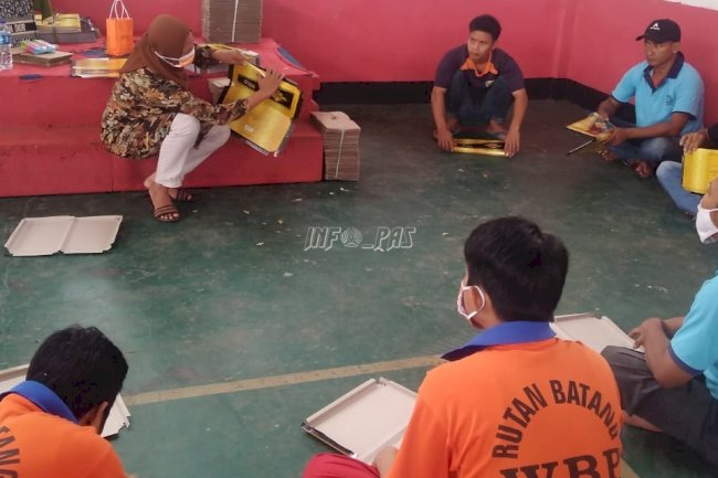 Lagi, WBP Rutan Batang Dapat Pesanan Pengemasan Sarung Wadimor