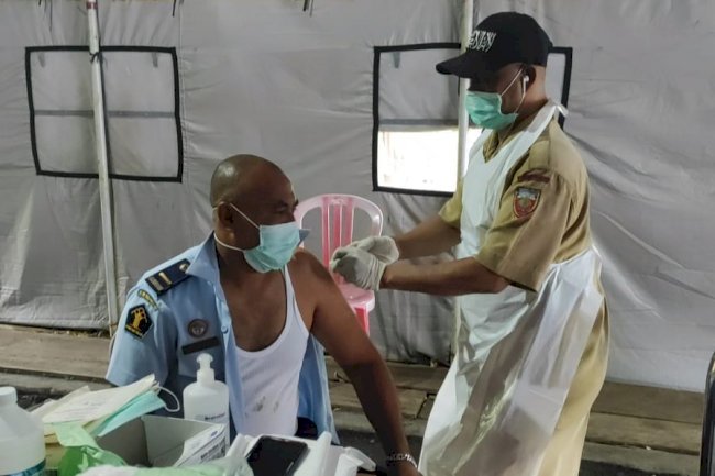 Jajaran Lapas Banda Naira Jalani Vaksinasi COVID-19 Dosis Pertama