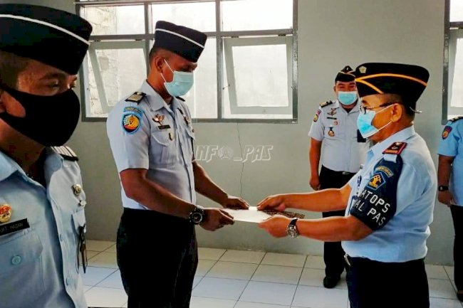 Kalapas Namlea Sematkan Pangkat Baru untuk 2 Pegawainya