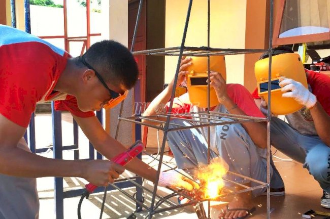 Anak LPKA Ambon Terampil Membuat Rak Bunga