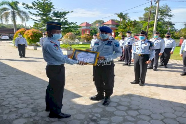 Petugas Terbaik Triwulan II di Lapas Sampit Raih Penghargaan
