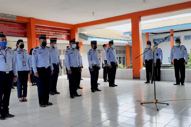 Kalapas Lantik Kenaikan Pangkat 10 Petugas Lapas Kupang