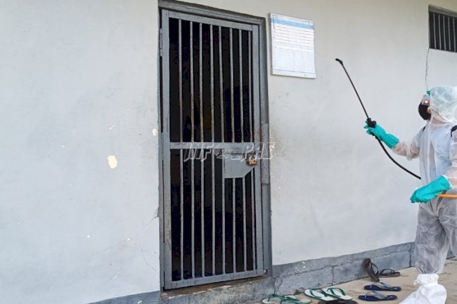 Putus Penyebaran COVID-19, Lapas Dobo Disemprot Disinfektan