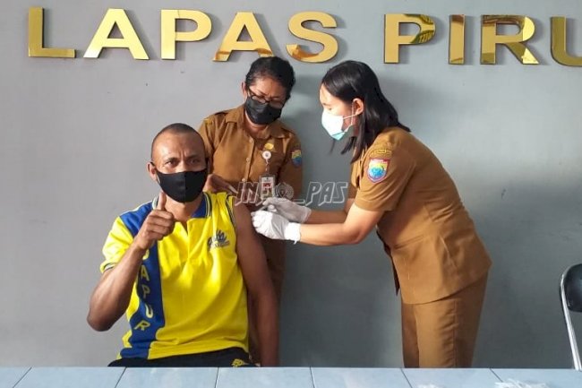 Petugas Pemasyarakatan & WBP Terima Vaksin COVID-19