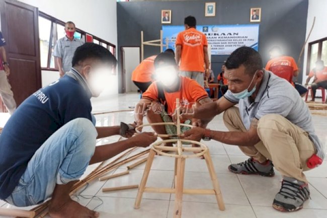 Praktik Kerajinan Rotan, WBP Lapas Piru Dipuji Instruktur