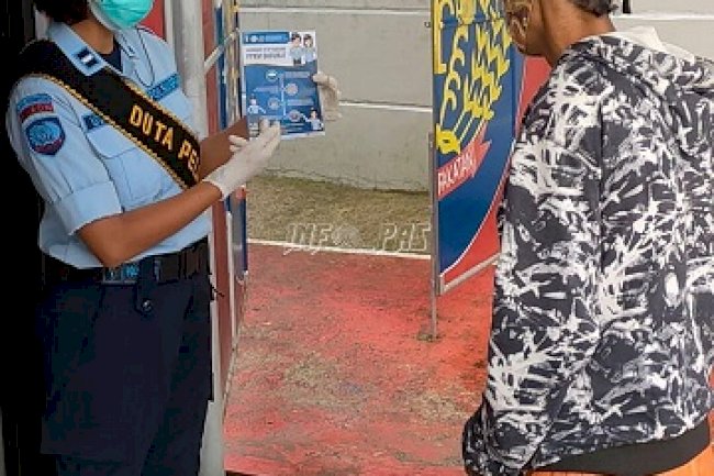 Duta Layanan LPP Ambon Bagikan Brosur & Sosialisasikan PPKM Darurat 