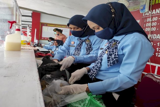 Tim Layanan Penitipan Barang/Makanan Lapas Ambon Tampil Beda
