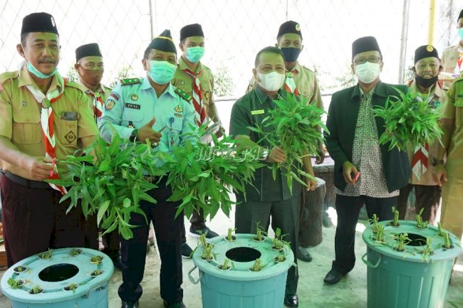 Rutan Sambas Panen Hasil Budidaya Ikan dalam Ember 