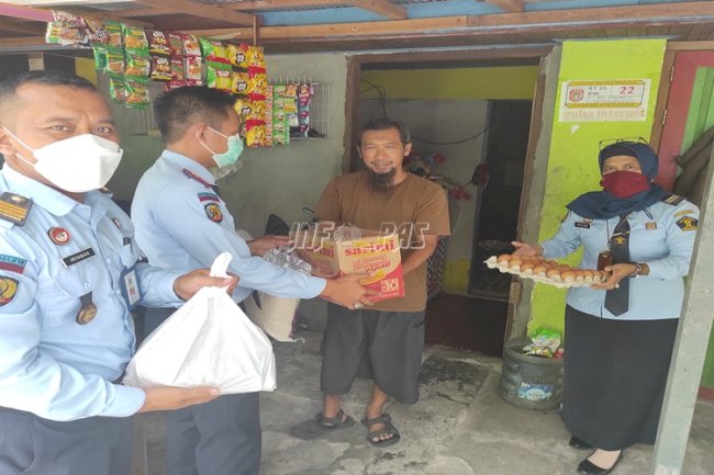 UPT Pemasyarakatan Salurkan Bantuan Lewat “Kumham Berbagi”