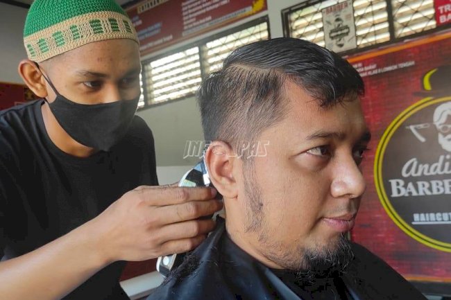 Bakat Mencukur, Anak LPKA Lombok Tengah Difasilitasi Barbershop