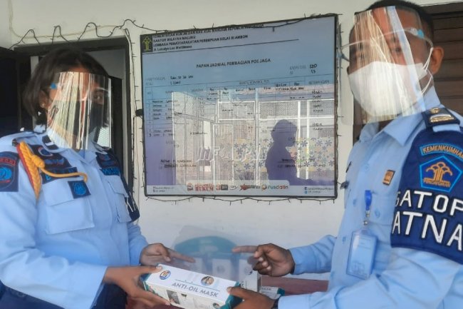 Lindungi Petugas dari COVID-19, LPP Ambon Bagikan Face Shied