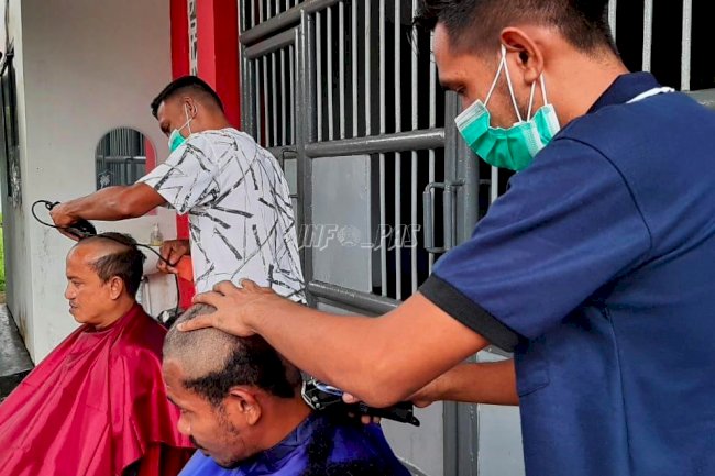 Masuk Lapas Ambon, 25 Narapidana Ini Dirapikan Penampilannya