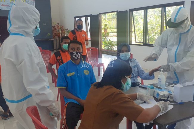Petugas & WBP Lapas Piru Lakukan Tes Rapid Antibody