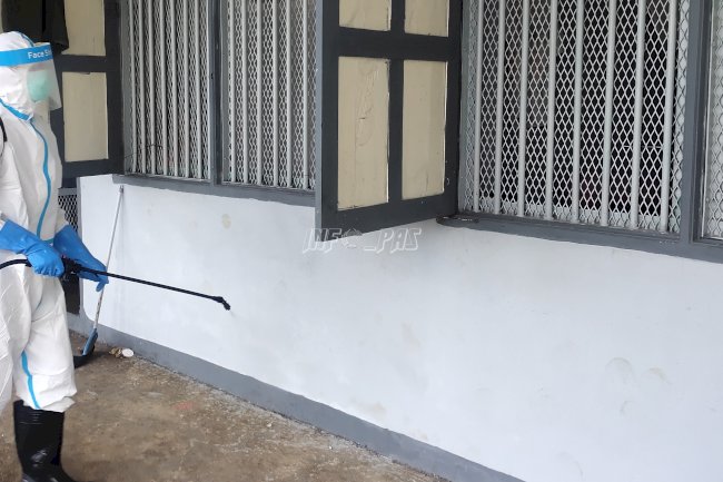 Tekan Penyebaran COVID-19, Lapas Saumlaki Lakukan Penyemprotan Disinfektan