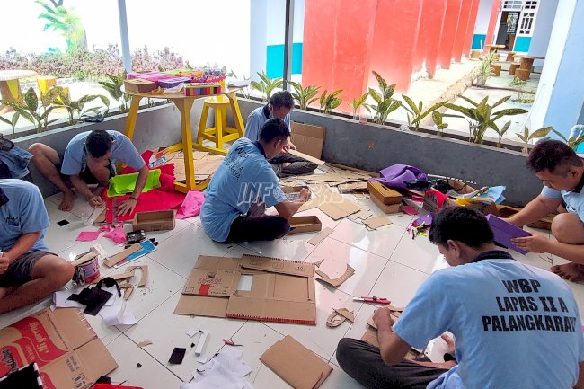 WBP Lapas Palangka Raya Ubah Kardus Bekas Jadi Kotak Tissue