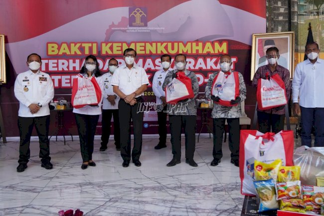 Kemenkumham Salurkan 46 Ribu Paket kepada Masyarakat Terdampak Covid-19
