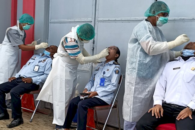 Petugas & WBP Lapas Saumlaki Jalani Tes Swab PCR