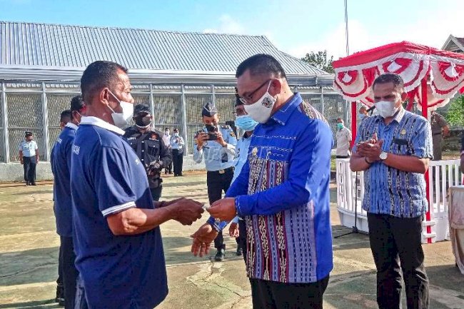 Disambangi Bupati KKT, WBP Lapas Saumlaki Terima Dokumen Kependudukan