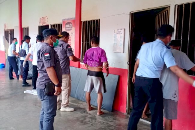 Karutan Sambas Pimpin Langsung Penggeledahan WBP