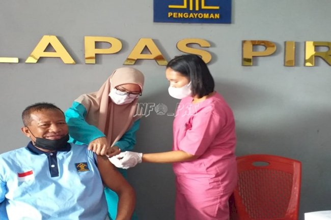 Cegah COVID-19, WBP & Petugas Lapas Piru Divaksin