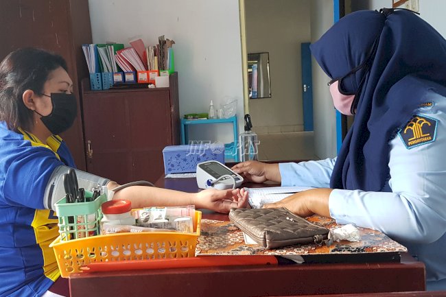 Jelang Vaksinasi, Petugas Kesehatan Rutan Masohi Cek Kesehatan WBP