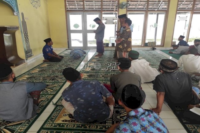 Petugas Pembinaan Ajari Anak LPKA Loteng Praktik Salat Jenazah