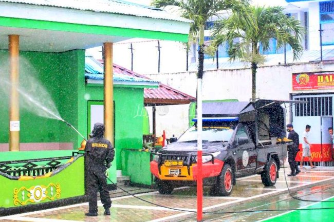 Gandeng Brimob Polda Maluku, Rutan Ambon Lakukan Penyemprotan Disinfektan