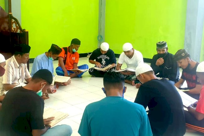 Petugas Lapas Piru Ajari WBP Baca Tulis Al-Qur’an
