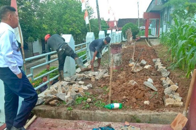 Permudah Akses Menuju Aula Pengayoman, Lapas Muara Teweh Buat Jalan Setapak