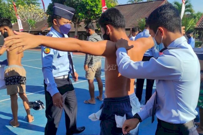 Antisipasi Barang Terlarang, Petugas LPKA Loteng Sigap Lakukan Penggeledahan